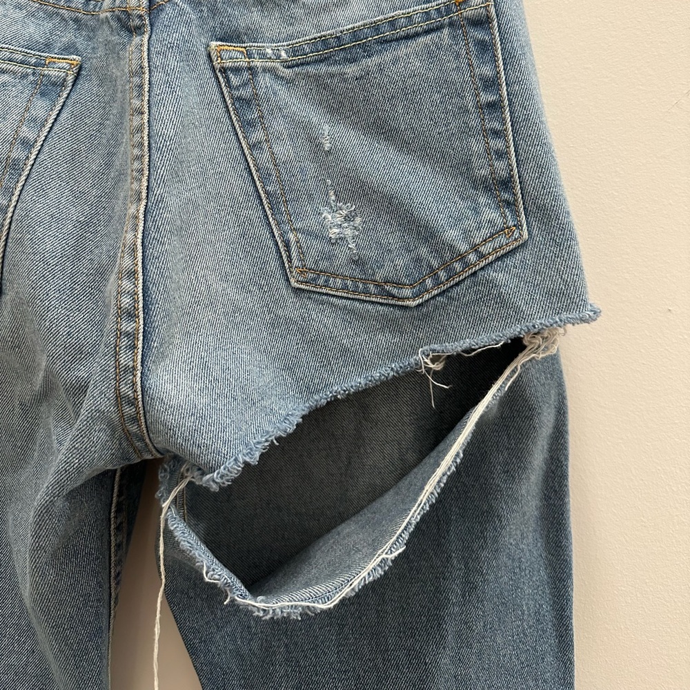 Distressed cheek slit GRLFRND jeans